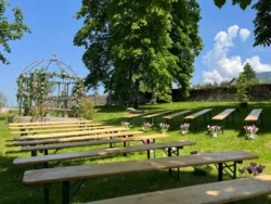 banc et tonelle pour cérémonie laîque